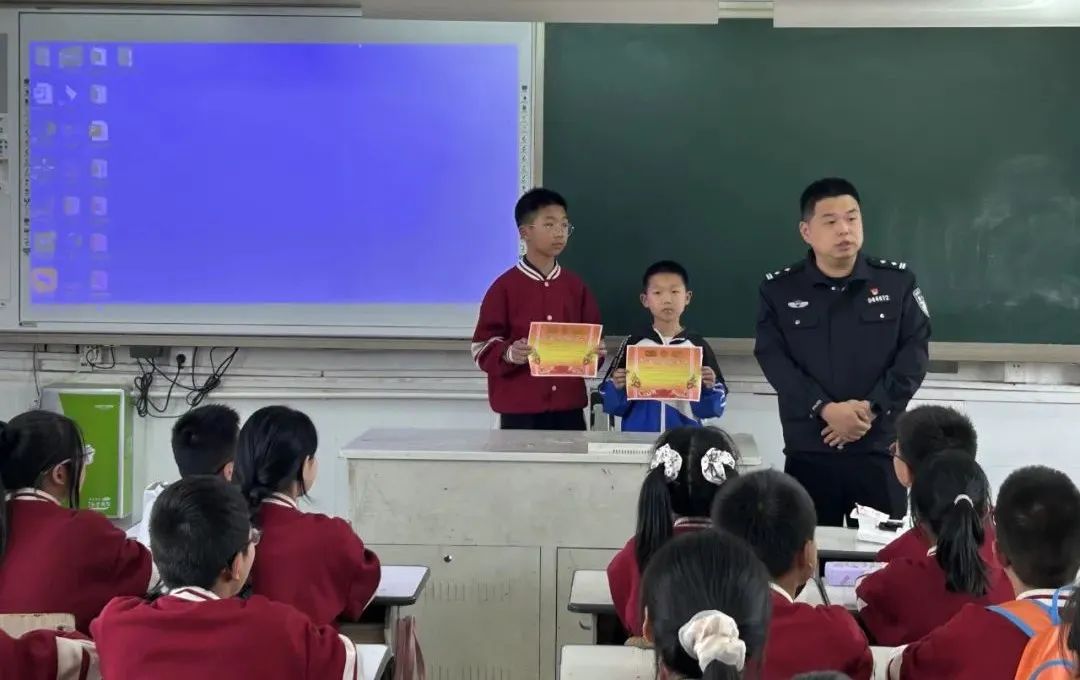 教科书式救援!陈凯轩(13岁)、陈凯祥(10岁),好样的!